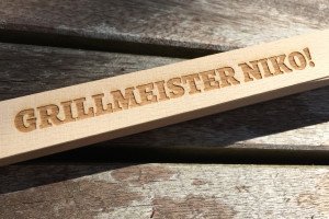 Grillzange aus Holz mit Gravur-Beispiel